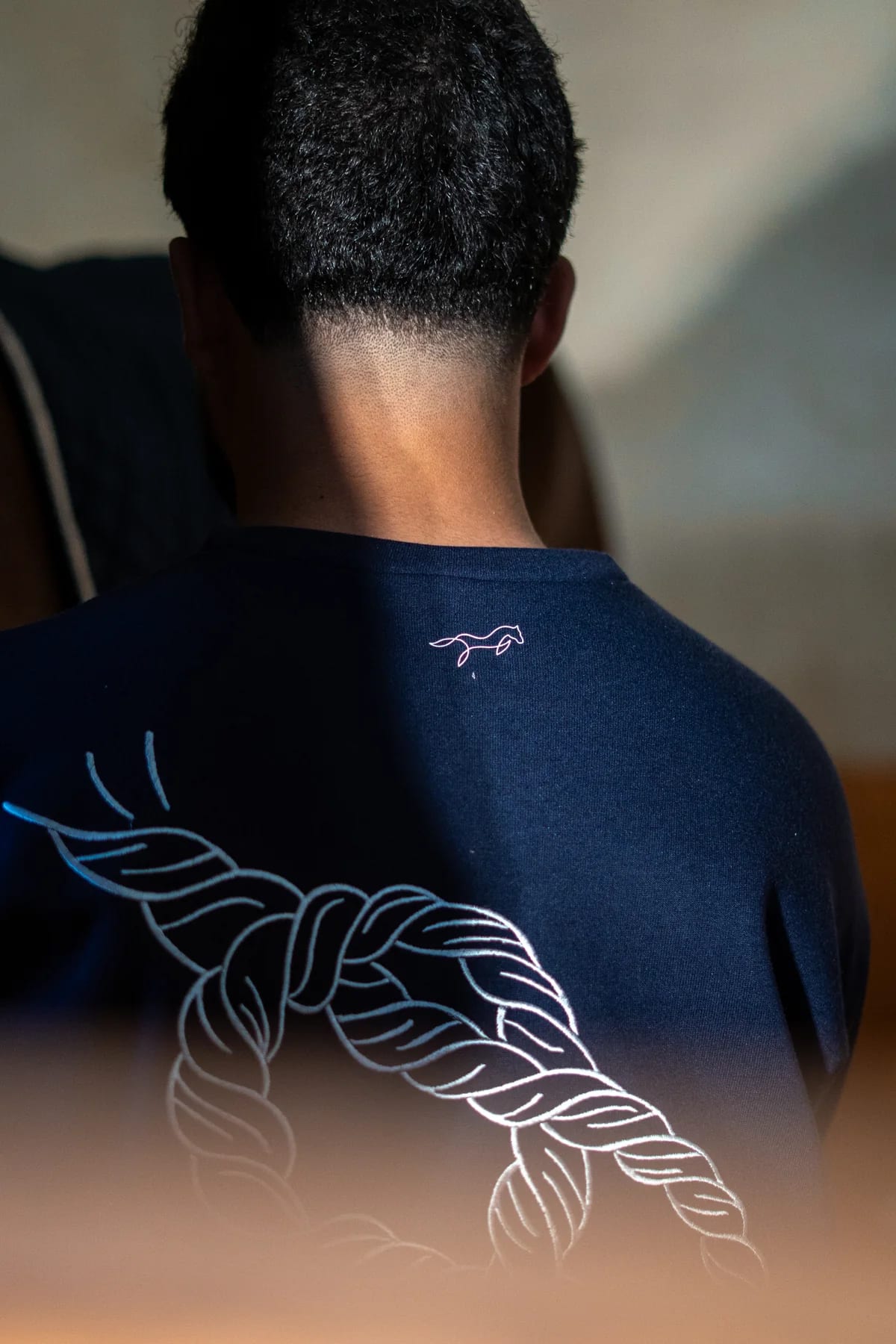 Detail de la broderie corde au dos du sweat