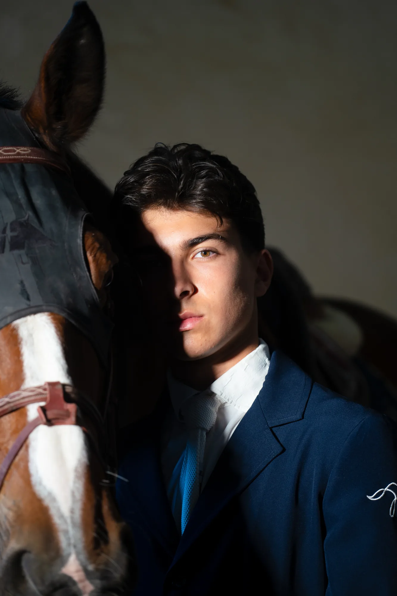 Cavalier en veste de concours aux cotes de son cheval